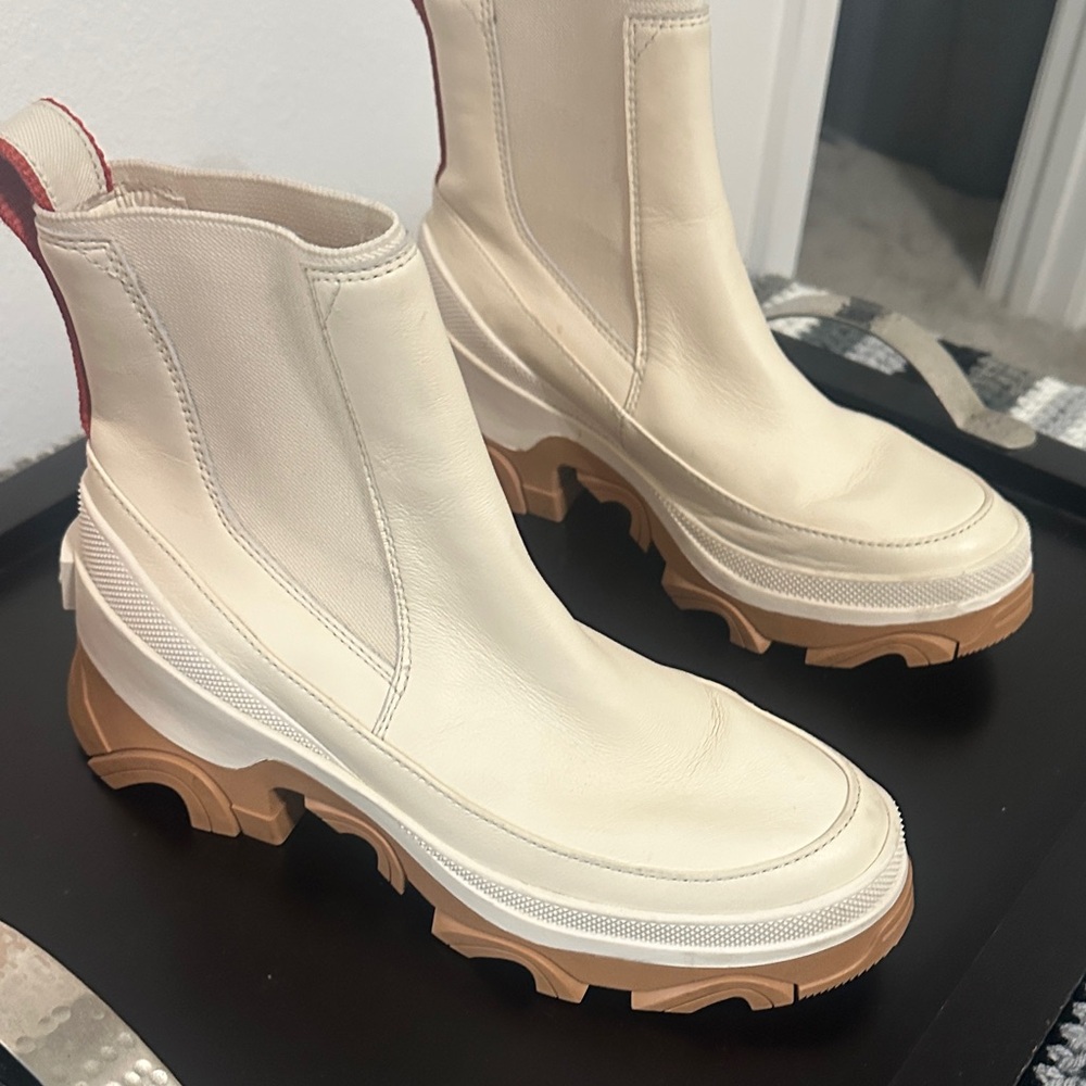 Sorel Women’s Leather Chelsea Boots Lug Sole Cream Size 6.5